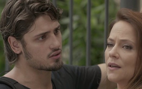 Daniel Rocha (Rafael) e Vivianne Pasmanter (Lili) em cena de Totalmente Demais - Reprodução/TV Globo