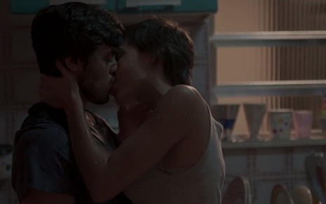Jonatas (Felipe Simas) e Leila (Carla Salle) se beijam em Totalmente Demais - None