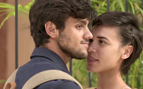 Felipe Simas (Jonatas) e Carla Salle (Leila) em Totalmente Demais, novela das sete - Reprodução/TV Globo