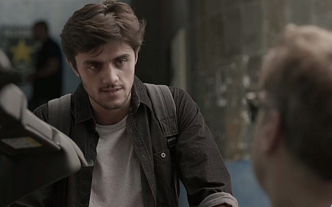 Felipe Simas (Jonatas) e Fábio Assunção (Arthur) em cena de Totalmente Demais - Reprodução/TV Globo