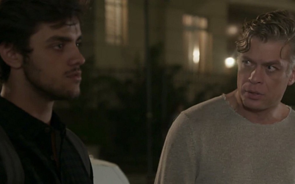 Felipe Simas (Jonatas) e Fábio Assunção (Arthur) em cena de Totalmente Demais - Reprodução/TV Globo