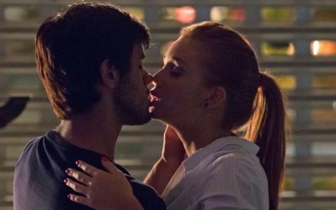 Felipe Simas (Jonatas) e Marina Ruy Barbosa (Eliza) em cena de Totalmente Demais - Fabiano Battaglin/TV Globo