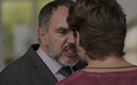 Germano (Humberto Martins) e Rafael (Daniel Rocha) se encaram em Totalmente Demais - Reprodução/TV Globo