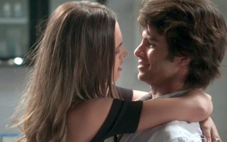 Cassandra (Juliana Paiva) agarra Fabinho (Daniel Blanco) em cena de Totalmente Demais - Reprodução/TV Globo