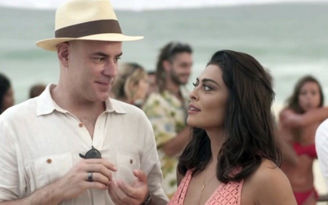 Marat Descartes (Pietro) e Juliana Paes (Carolina) em cena de Totalmente Demais - Reprodução/TV Globo