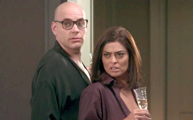 Marat Descartes (Pietro) e Juliana Paes (Carolina) em cena de Totalmente Demais - Reprodução/TV Globo