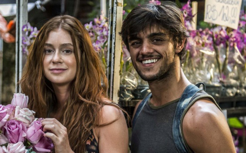 Eliza (Marina Ruy Barbosa) venderá flores com a ajuda de Jonatas (Felipe Simas) - Renato Rocha Miranda/TV Globo