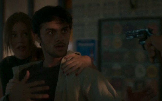 Jonatas (Felipe Simas) salva Eliza (Marina Ruy Barbosa) em Totalmente Demais - Reprodução/TV Globo