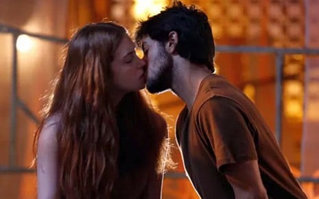 Eliza (Marina Ruy Barbosa) e Jonatas (Felipe Simas) dão primeiro beijo em Totalmente Demais - Ellen Soares/TV Globo