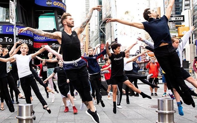 Travis Wall (à esq.) e Robbie Fairchild dão aula de balé para meninos em frente a estúdio da rede ABC - Matthew Murphy/Reprodução/Instagram