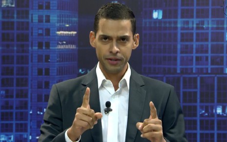 O apresentador Túlio Isac Filho no comando do jornal Goiás Contra o Crime, da TBC
