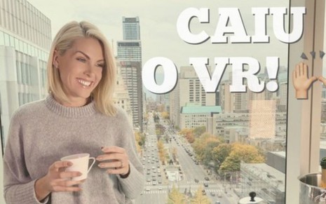 Foto da apresentadora Ana Hickmannn ao lado de uma mesa de café da manhã farta estampada com a frase "caiu o VR!", na frente de uma janela com uma avenida ao fundo