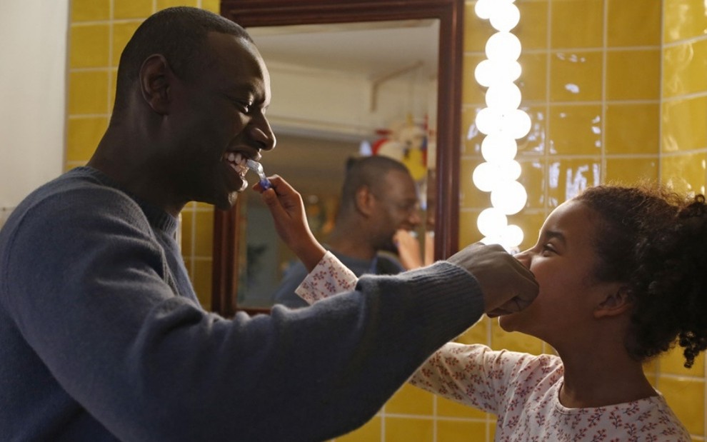Omar Sy e Gloria Colston escovam os dentes juntos em cena de Uma Família de Dois (2017)
