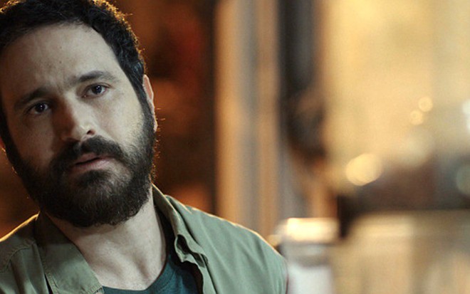 O ator Caco Ciocler em cena como o protagonista da série Unidade Básica, do Universal - Divulgação/Universal