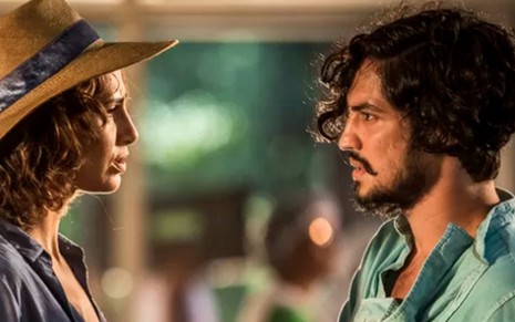 Camila Pitanga (Tereza) e Gabriel Leone (Miguel) em cena de Velho Chico, novela das nove - Inácio Moraes/TV Globo