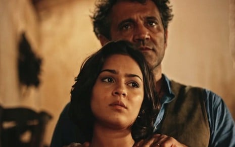 Domingos Montagner (Santo) e Giullia Buscacio (Olívia) em cena de Velho Chico - Reprodução/TV Globo