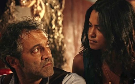 Domingos Montagner (Santo) e Lucy Alves (Luzia) em cena de Velho Chico - Reprodução/TV Globo
