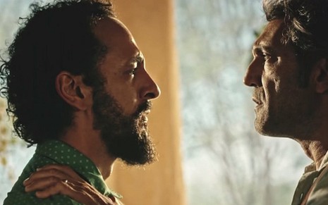 Irandhir Santos (Bento) e Domingos Montagner (Santo) em cena de Velho Chico - Reprodução/TV Globo