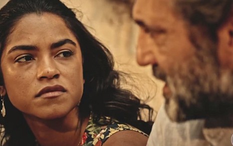 Lucy Alves (Luzia) em cena de Velho Chico; sertaneja quer proibir a filha de sair de casa - Reprodução/TV Globo