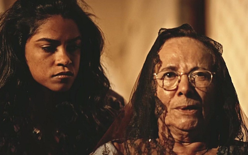 Lucy Alves (Luzia) e Zezita Matos (Piedade) em cena de Velho Chico, novela das nove - Reprodução/TV Globo