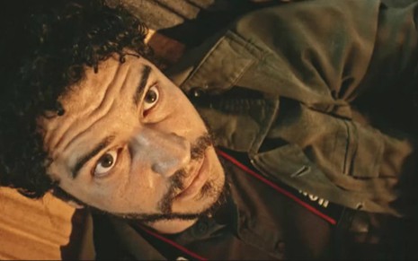 O ator Lee Taylor na cena em que Martim acorda no barco fantasma Gaiola Encantado - Reprodução/TV Globo