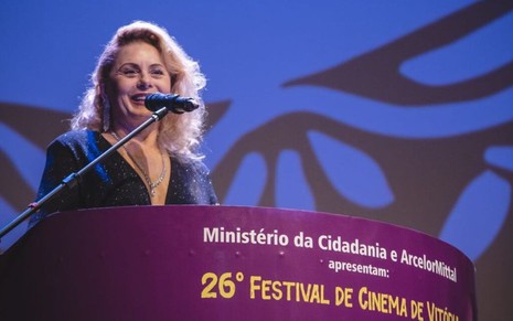 A atriz Vera Fischer no palco do 26º Festival de Cinema de Vitória