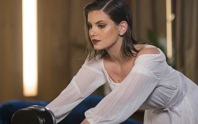 Vanessa (Camila Queiroz) terá uma crise de ciúme de Jerônimo (Jesuíta Barbosa) em Verão 90 - Reprodução/TV Globo