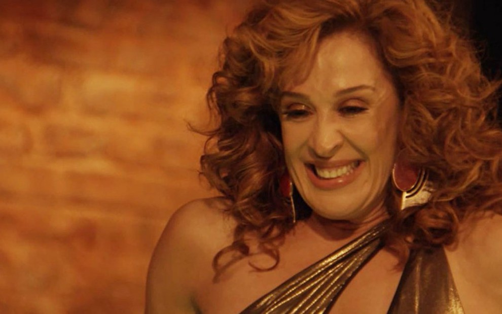 Claudia Raia em cena como a Lidiane de Verão 90; personagem comentará que Edson Celulari é 'lindo' - Reprodução/Globo