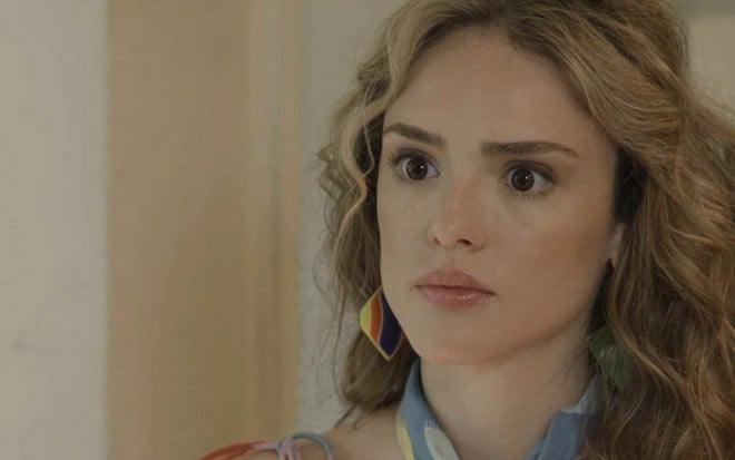 Manu (Isabelle Drummond) ficará nervosa e não conseguirá entrevistar Tim Maia em Verão 90 - Reprodução/TV Globo