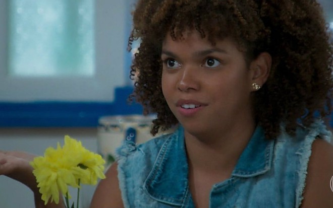 Jennifer Nascimento em cena como Kika, sua personagem em Verão 90; ela terá uma identidade secreta - Reprodução/Globo