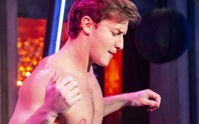 Patrick (Klebber Toledo) fará sucesso como um dos gogo boys da trama de Verão 90 - Reprodução/TV Globo
