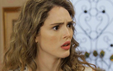 Manu (Isabelle Drummond) será surpreendida por revelações de João (Rafael Vitti) na novela Verão 90 - Reprodução/Globo