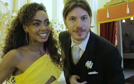Os personagens Dandara (Dandara Mariana) e Quinzinho (Caio Paduan) se casarão de surpresa em Verão 90 - Reprodução/TV Globo