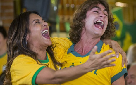 Janaína (Dira Paes) e João (Rafael Vitti) comemoram gol do Brasil na Copa do Mundo de 1994 em Verão 90 - Divulgação/TV Globo