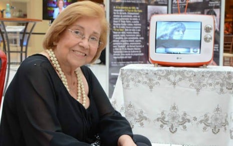 A atriz Vida Alves no Museu a Televisão, que mantinha dentro de sua própria casa - Divulgação/Pró-TV