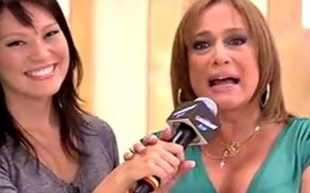 Geovanna Tominaga e Susana Vieira na entrevista que ficou famosa pela saia justa - Reprodução/TV Globo