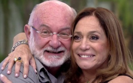 Susana Vieira abraça Silvio de Abreu, diretor de teledramaturgia, no Vídeo Show de ontem - Reprodução/Globo
