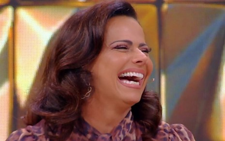A atriz Viviane Araújo se divertiu ao contar a história no Tamanho Família deste domingo (16) - REPRODUÇÃO/TV GLOBO