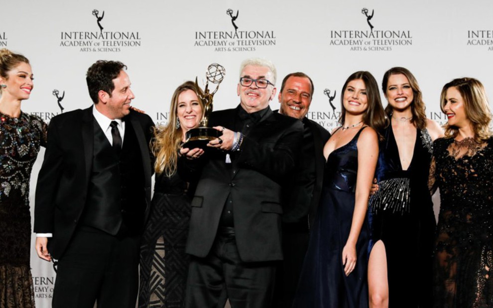 O autor Walcyr Carrasco (centro) comemora com o elenco o Emmy Internacional de Verdades Secretas - DIVULGAÇÃO/EMMY