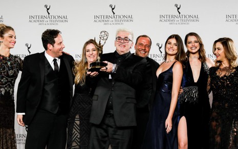 O autor Walcyr Carrasco (centro) comemora com o elenco o Emmy Internacional de Verdades Secretas - DIVULGAÇÃO/EMMY