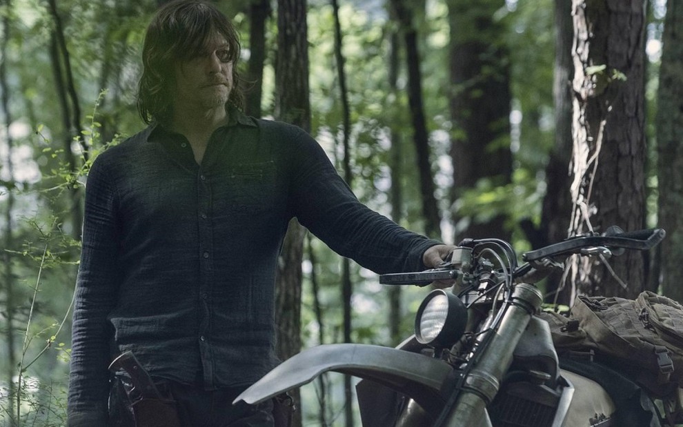 O ator Norman Reedus na estreia da décima temporada de Walking Dead; Daryl e sua inseparável moto