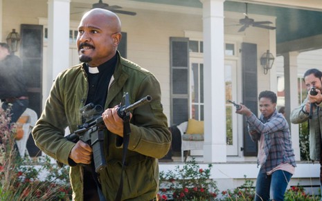 Seth Gilliam em cena de Walking Dead: quem gosta do drama zumbi precisará deixar as armas em casa - Divulgação/AMC
