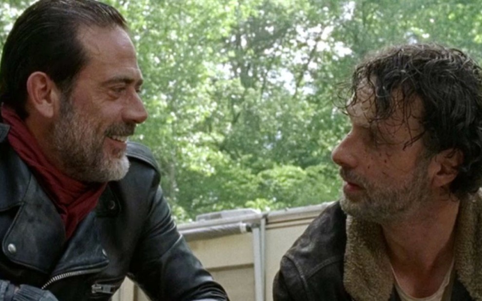 Jeffrey Dean Morgan (Negan) e Andrew Lincoln (Rick) se encaram em cena de Walking Dead - Divulgação/AMC
