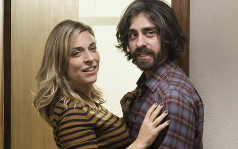 Júlia Rabello e Felipe Abib são o casal em crise de Mal Me Quer, nova série nacional da TV paga - Fotos: Divulgação/Warner Channel