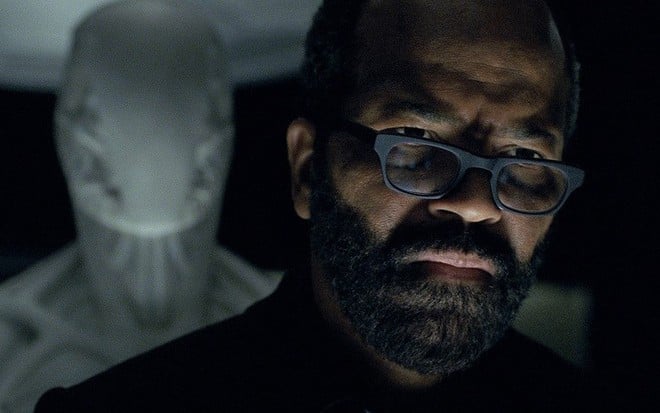 Jeffrey Wright em Westworld; a imagem gerou debates sobre o que seria a figura branca ao fundo - Imagens: Divulgação/HBO