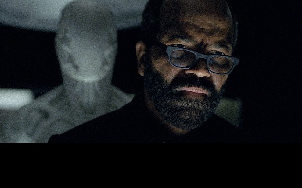 Jeffrey Wright em Westworld; a imagem gerou debates sobre o que seria a figura branca ao fundo - Imagens: Divulgação/HBO
