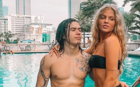 Youtuber Whindersson Nunes e abraçado com a cantora Luísa Sonza em piscina de Bangkok, na Tailândia - REPRODUÇÃO/INSTAGRAM