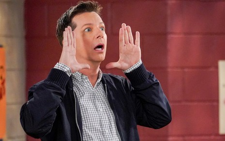 O ator Sean Hayes faz seu gesto tradicional, "o Jack", na décima temporada da comédia Will & Grace - Divulgação/NBC