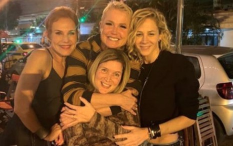 Xuxa com Andrea Veiga, Louise Wischermann e uma amiga da aniversariante em festa num barzinho de Ipanema - Reprodução/Instagram