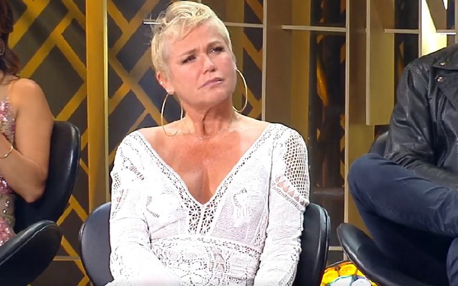 Xuxa Meneghel fez cara de poucos amigos para Eduardo Costa no especial Família Record - REPRODUÇÃO/RECORD